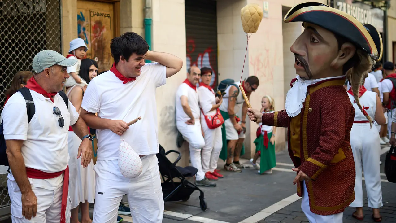 La Comparsa de Gigantes y Cabezudos recorre sus últimos metros de las fiestas de San Fermín 2025 de camino a la despedida en la plaza del Ayuntamiento de Pamplona. IÑIGO ALZUGARAY