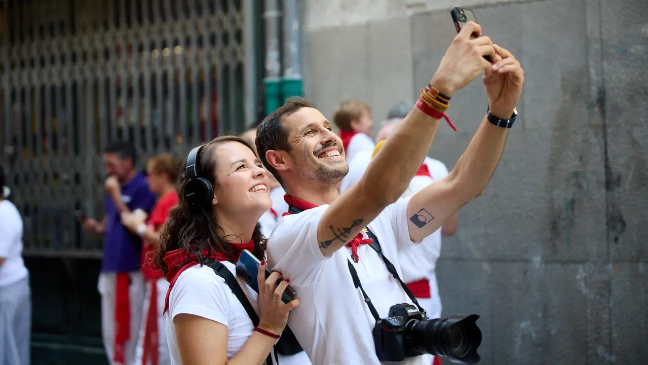 La Comparsa de Gigantes y Cabezudos recorre sus últimos metros de las fiestas de San Fermín 2025 de camino a la despedida en la plaza del Ayuntamiento de Pamplona. IÑIGO ALZUGARAY
