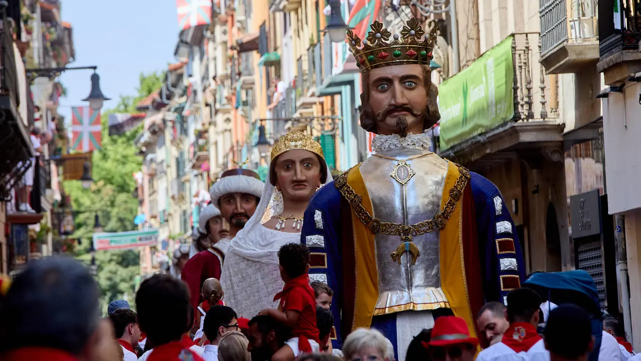 La Comparsa de Gigantes y Cabezudos recorre sus últimos metros de las fiestas de San Fermín 2025 de camino a la despedida en la plaza del Ayuntamiento de Pamplona. IÑIGO ALZUGARAY