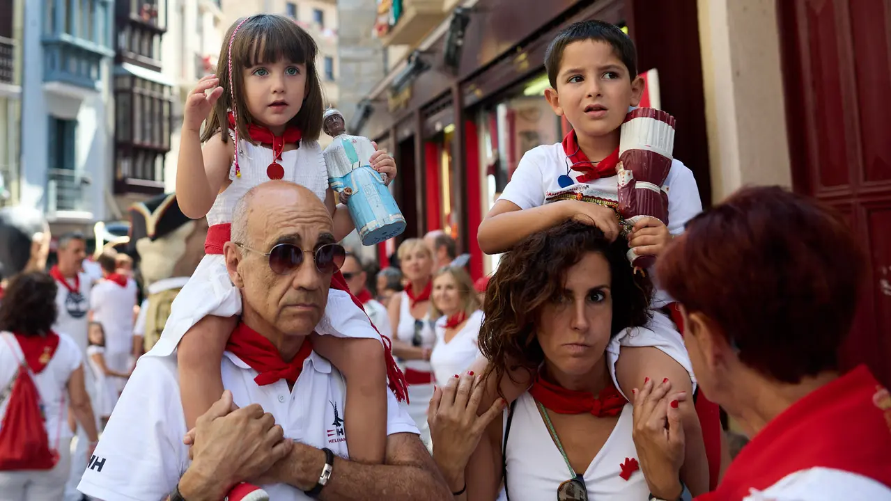 La Comparsa de Gigantes y Cabezudos recorre sus últimos metros de las fiestas de San Fermín 2025 de camino a la despedida en la plaza del Ayuntamiento de Pamplona. IÑIGO ALZUGARAY