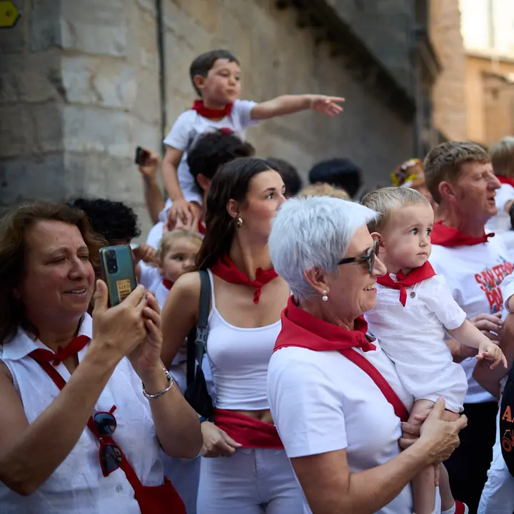 La Comparsa de Gigantes y Cabezudos recorre sus últimos metros de las fiestas de San Fermín 2025 de camino a la despedida en la plaza del Ayuntamiento de Pamplona. IÑIGO ALZUGARAY