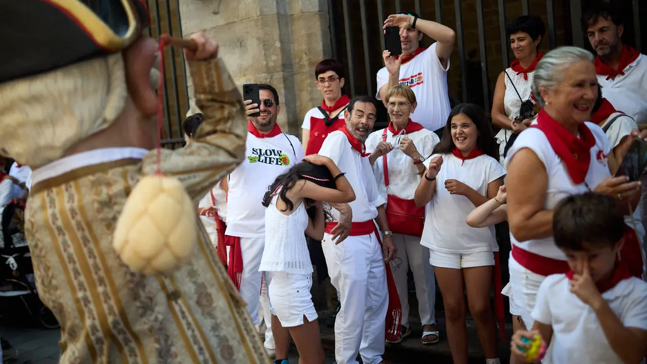 La Comparsa de Gigantes y Cabezudos recorre sus últimos metros de las fiestas de San Fermín 2025 de camino a la despedida en la plaza del Ayuntamiento de Pamplona. IÑIGO ALZUGARAY