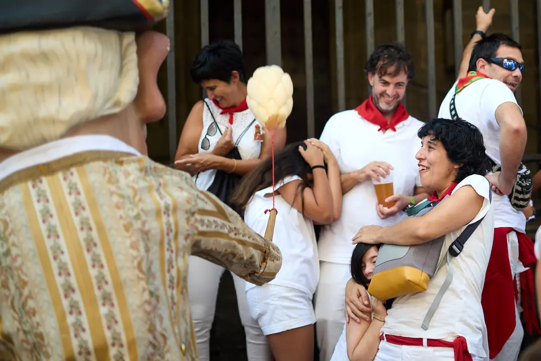 La Comparsa de Gigantes y Cabezudos recorre sus últimos metros de las fiestas de San Fermín 2025 de camino a la despedida en la plaza del Ayuntamiento de Pamplona. IÑIGO ALZUGARAY