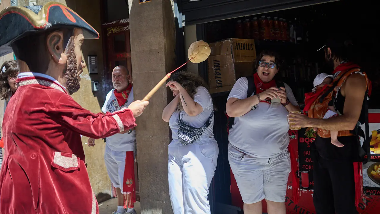 La Comparsa de Gigantes y Cabezudos recorre sus últimos metros de las fiestas de San Fermín 2025 de camino a la despedida en la plaza del Ayuntamiento de Pamplona. IÑIGO ALZUGARAY