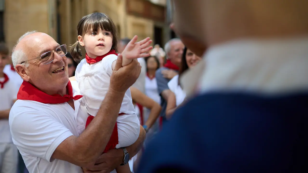 La Comparsa de Gigantes y Cabezudos recorre sus últimos metros de las fiestas de San Fermín 2025 de camino a la despedida en la plaza del Ayuntamiento de Pamplona. IÑIGO ALZUGARAY