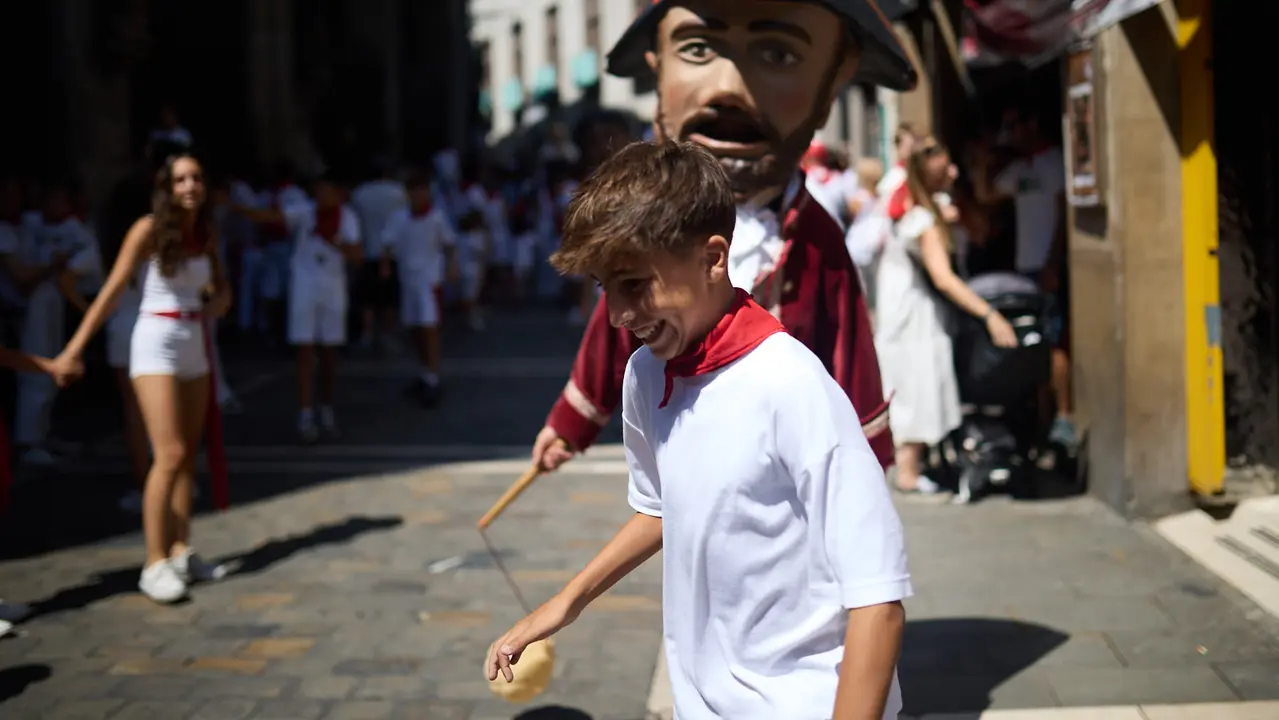 La Comparsa de Gigantes y Cabezudos recorre sus últimos metros de las fiestas de San Fermín 2025 de camino a la despedida en la plaza del Ayuntamiento de Pamplona. IÑIGO ALZUGARAY