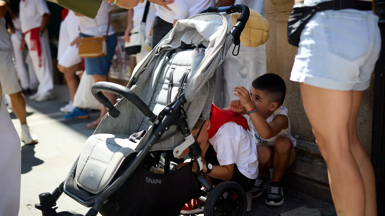 La Comparsa de Gigantes y Cabezudos recorre sus últimos metros de las fiestas de San Fermín 2025 de camino a la despedida en la plaza del Ayuntamiento de Pamplona. IÑIGO ALZUGARAY