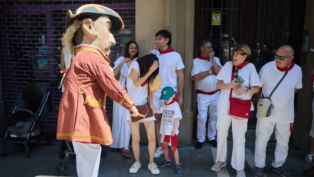 La Comparsa de Gigantes y Cabezudos recorre sus últimos metros de las fiestas de San Fermín 2025 de camino a la despedida en la plaza del Ayuntamiento de Pamplona. IÑIGO ALZUGARAY
