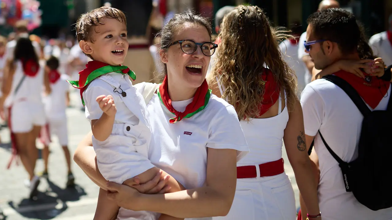 La Comparsa de Gigantes y Cabezudos recorre sus últimos metros de las fiestas de San Fermín 2025 de camino a la despedida en la plaza del Ayuntamiento de Pamplona. IÑIGO ALZUGARAY