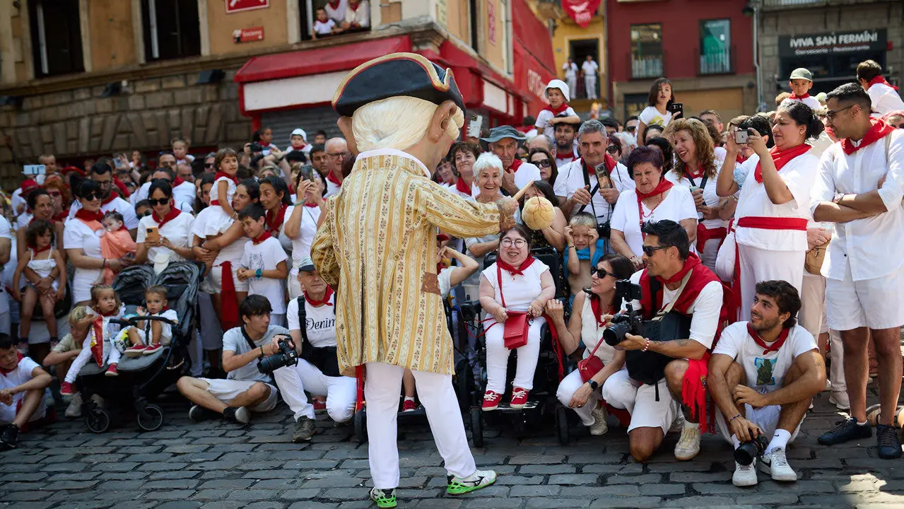 La Comparsa de Gigantes y Cabezudos recorre sus últimos metros de las fiestas de San Fermín 2025 de camino a la despedida en la plaza del Ayuntamiento de Pamplona. IÑIGO ALZUGARAY