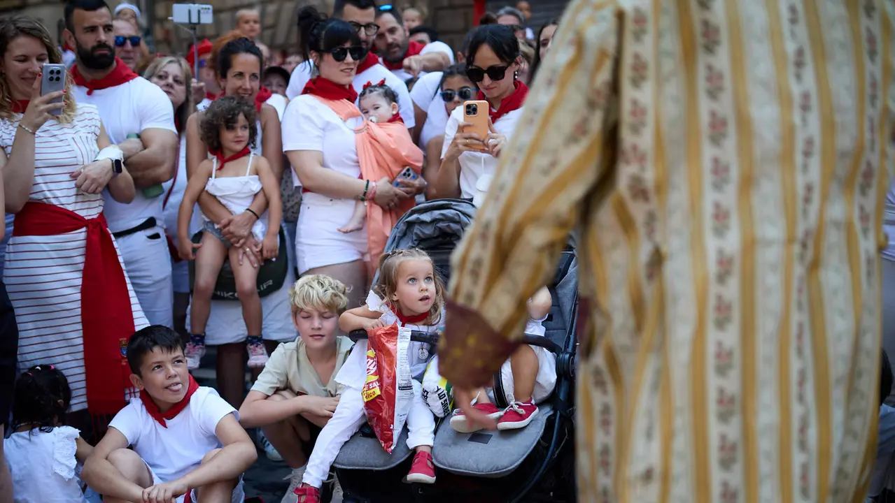 La Comparsa de Gigantes y Cabezudos recorre sus últimos metros de las fiestas de San Fermín 2025 de camino a la despedida en la plaza del Ayuntamiento de Pamplona. IÑIGO ALZUGARAY