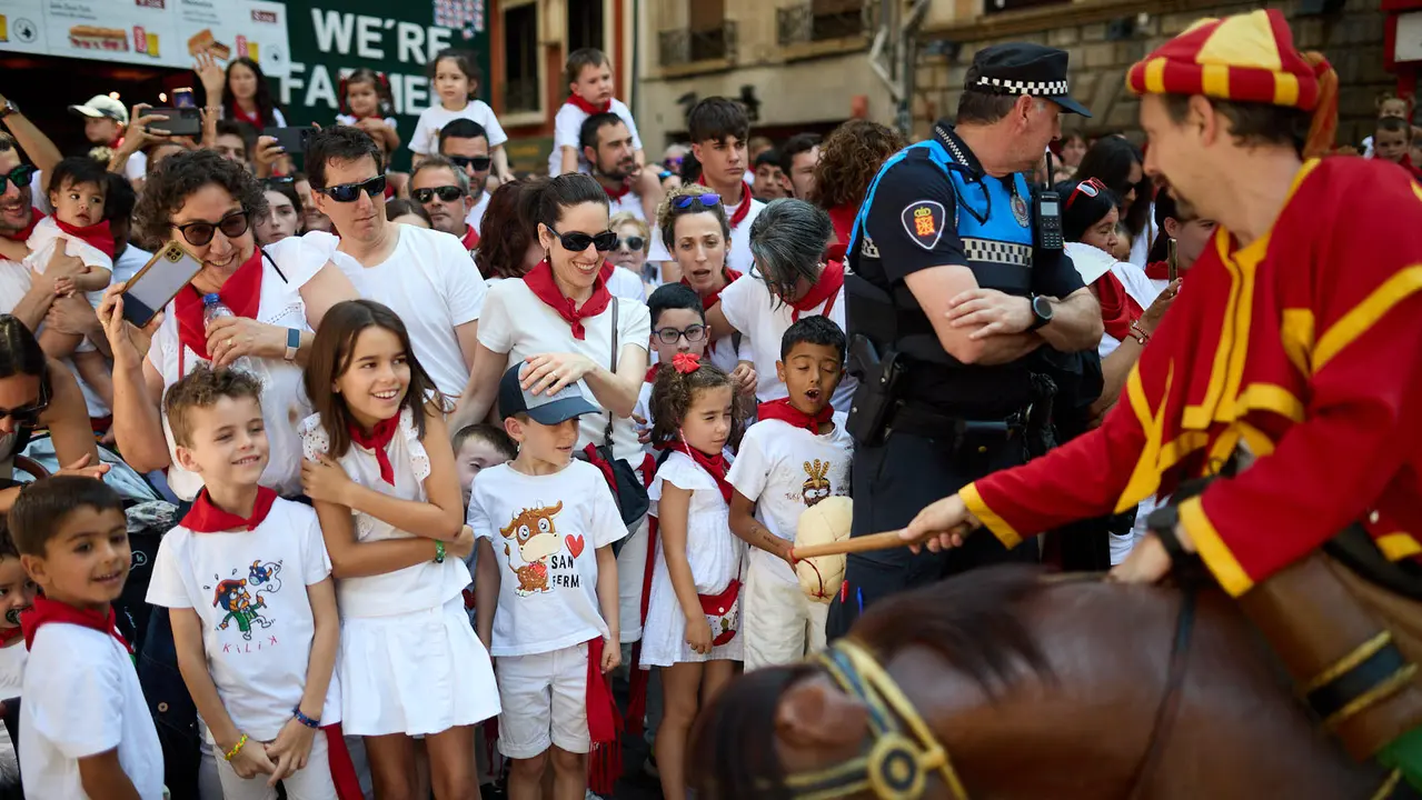 La Comparsa de Gigantes y Cabezudos recorre sus últimos metros de las fiestas de San Fermín 2025 de camino a la despedida en la plaza del Ayuntamiento de Pamplona. IÑIGO ALZUGARAY