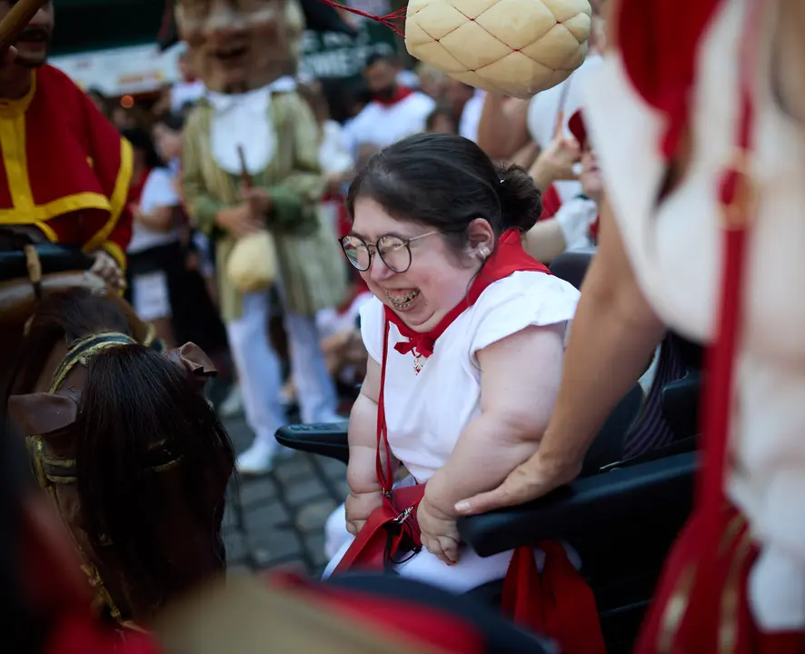 La Comparsa de Gigantes y Cabezudos recorre sus últimos metros de las fiestas de San Fermín 2025 de camino a la despedida en la plaza del Ayuntamiento de Pamplona. IÑIGO ALZUGARAY