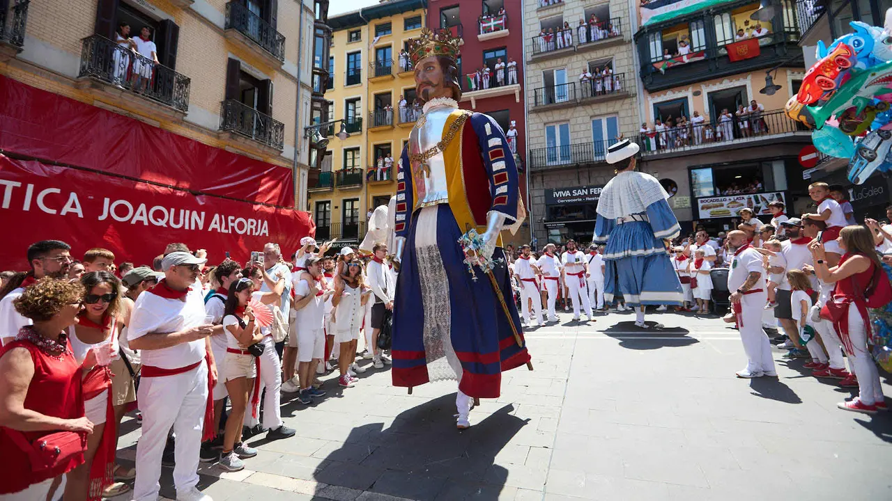 La Comparsa de Gigantes y Cabezudos recorre sus últimos metros de las fiestas de San Fermín 2025 de camino a la despedida en la plaza del Ayuntamiento de Pamplona. IÑIGO ALZUGARAY