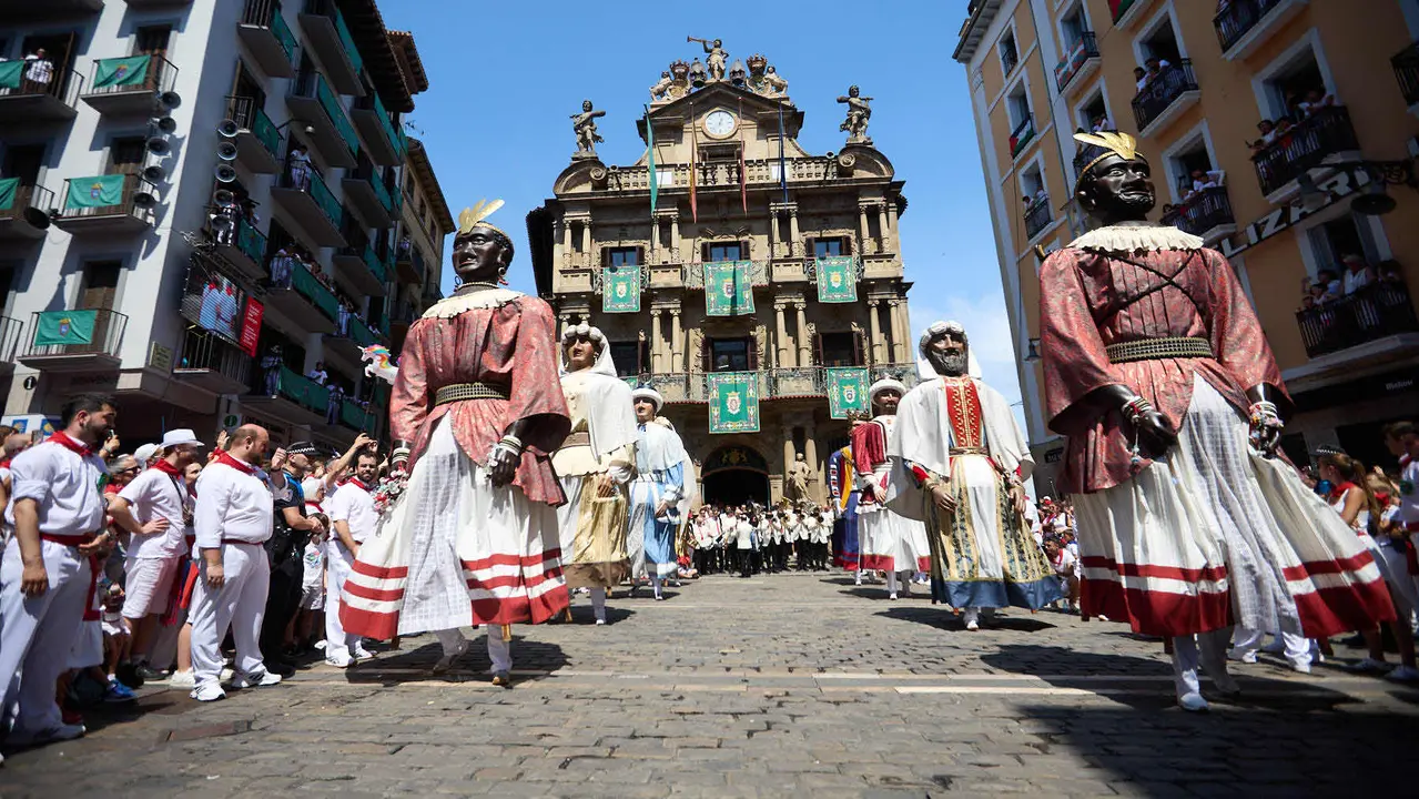 La Comparsa de Gigantes y Cabezudos acompañada del grupo de danzas Duguna Iruñeko Dantzariak bailan en honor a la ciudad antes de su despedida en la plaza del Ayuntamiento de Pamplona en el último día de las fiestas de San Fermín 2025. IÑIGO ALZUGARAY