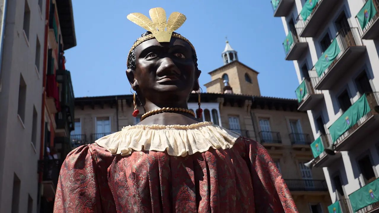 La Comparsa de Gigantes y Cabezudos acompañada del grupo de danzas Duguna Iruñeko Dantzariak bailan en honor a la ciudad antes de su despedida en la plaza del Ayuntamiento de Pamplona en el último día de las fiestas de San Fermín 2025. IÑIGO ALZUGARAY
