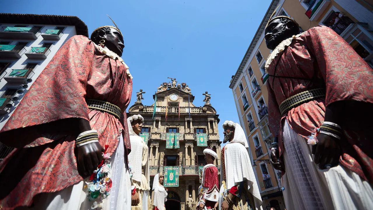 La Comparsa de Gigantes y Cabezudos acompañada del grupo de danzas Duguna Iruñeko Dantzariak bailan en honor a la ciudad antes de su despedida en la plaza del Ayuntamiento de Pamplona en el último día de las fiestas de San Fermín 2025. IÑIGO ALZUGARAY