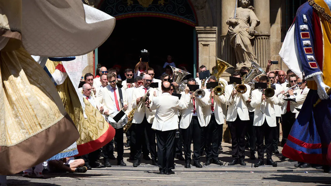 La Comparsa de Gigantes y Cabezudos acompañada del grupo de danzas Duguna Iruñeko Dantzariak bailan en honor a la ciudad antes de su despedida en la plaza del Ayuntamiento de Pamplona en el último día de las fiestas de San Fermín 2025. IÑIGO ALZUGARAY