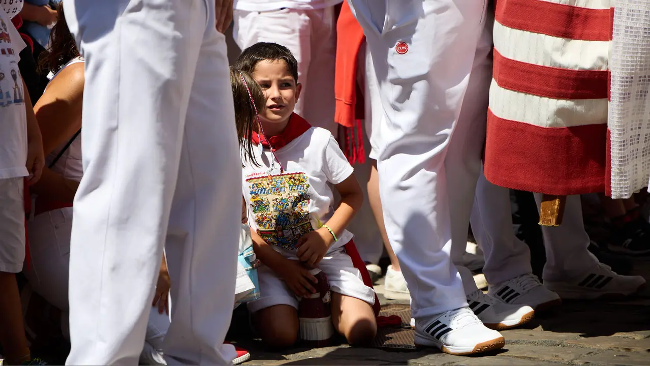 La Comparsa de Gigantes y Cabezudos acompañada del grupo de danzas Duguna Iruñeko Dantzariak bailan en honor a la ciudad antes de su despedida en la plaza del Ayuntamiento de Pamplona en el último día de las fiestas de San Fermín 2025. IÑIGO ALZUGARAY