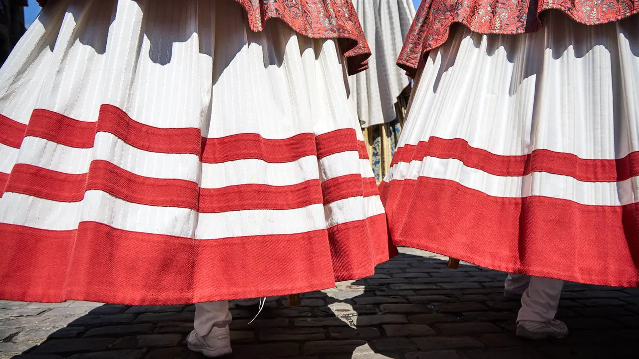 La Comparsa de Gigantes y Cabezudos acompañada del grupo de danzas Duguna Iruñeko Dantzariak bailan en honor a la ciudad antes de su despedida en la plaza del Ayuntamiento de Pamplona en el último día de las fiestas de San Fermín 2025. IÑIGO ALZUGARAY