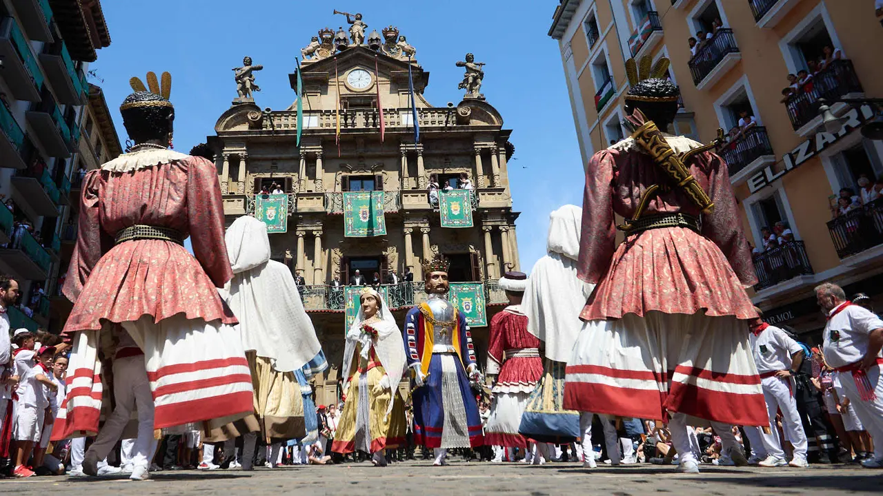 La Comparsa de Gigantes y Cabezudos acompañada del grupo de danzas Duguna Iruñeko Dantzariak bailan en honor a la ciudad antes de su despedida en la plaza del Ayuntamiento de Pamplona en el último día de las fiestas de San Fermín 2025. IÑIGO ALZUGARAY