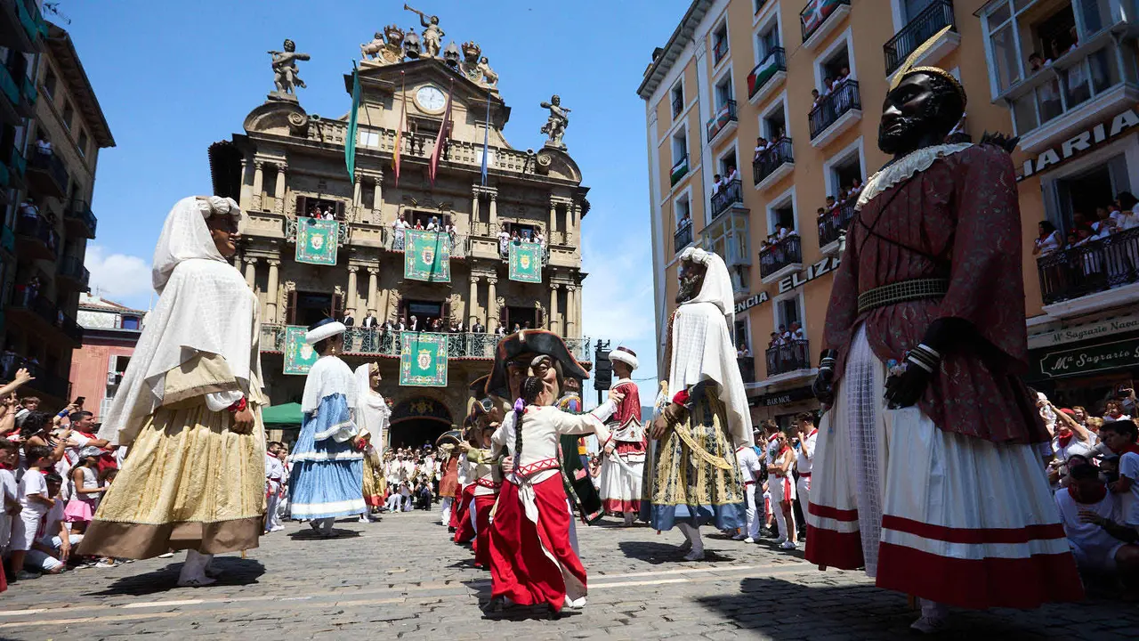 La Comparsa de Gigantes y Cabezudos acompañada del grupo de danzas Duguna Iruñeko Dantzariak bailan en honor a la ciudad antes de su despedida en la plaza del Ayuntamiento de Pamplona en el último día de las fiestas de San Fermín 2025. IÑIGO ALZUGARAY