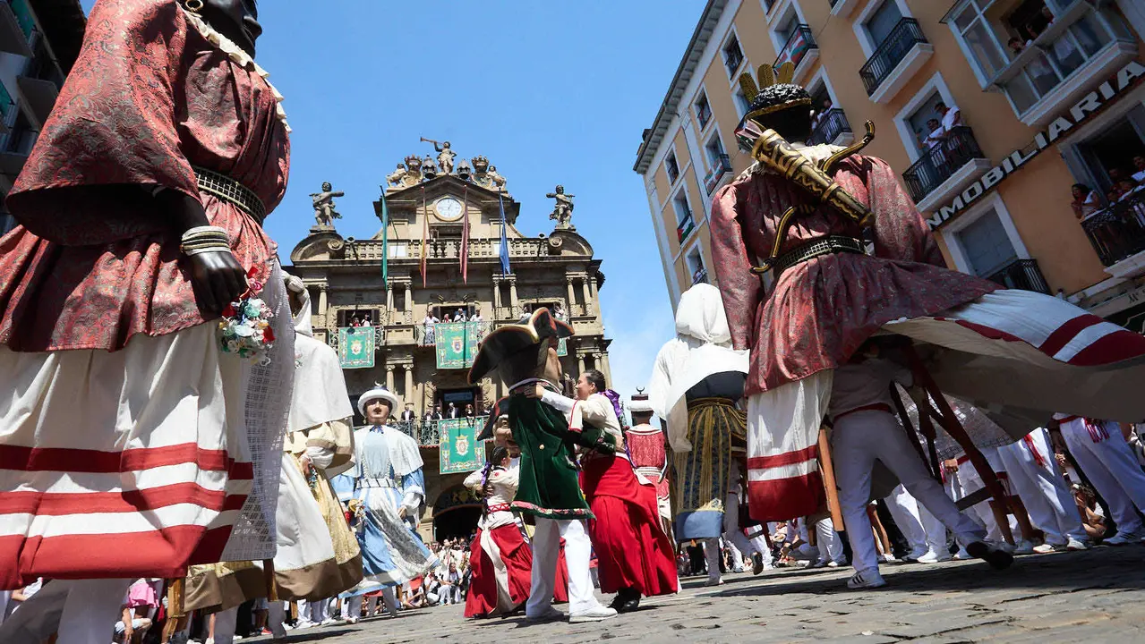 La Comparsa de Gigantes y Cabezudos acompañada del grupo de danzas Duguna Iruñeko Dantzariak bailan en honor a la ciudad antes de su despedida en la plaza del Ayuntamiento de Pamplona en el último día de las fiestas de San Fermín 2025. IÑIGO ALZUGARAY