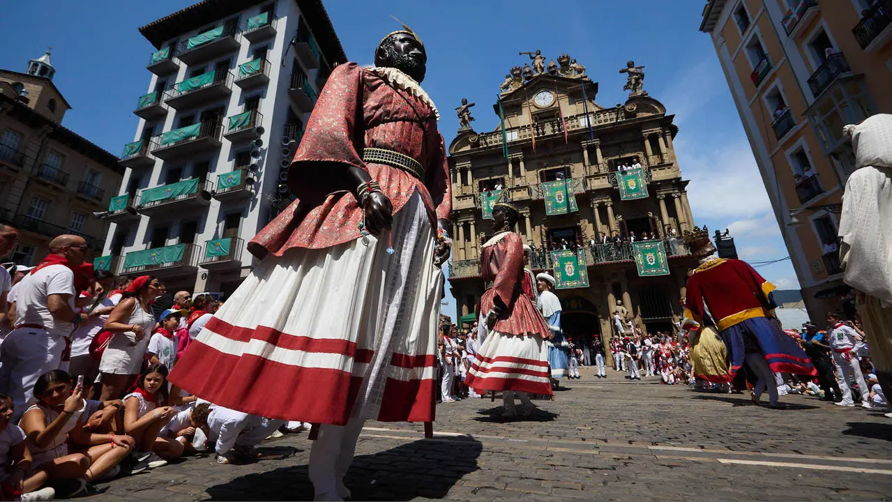 La Comparsa de Gigantes y Cabezudos acompañada del grupo de danzas Duguna Iruñeko Dantzariak bailan en honor a la ciudad antes de su despedida en la plaza del Ayuntamiento de Pamplona en el último día de las fiestas de San Fermín 2025. IÑIGO ALZUGARAY