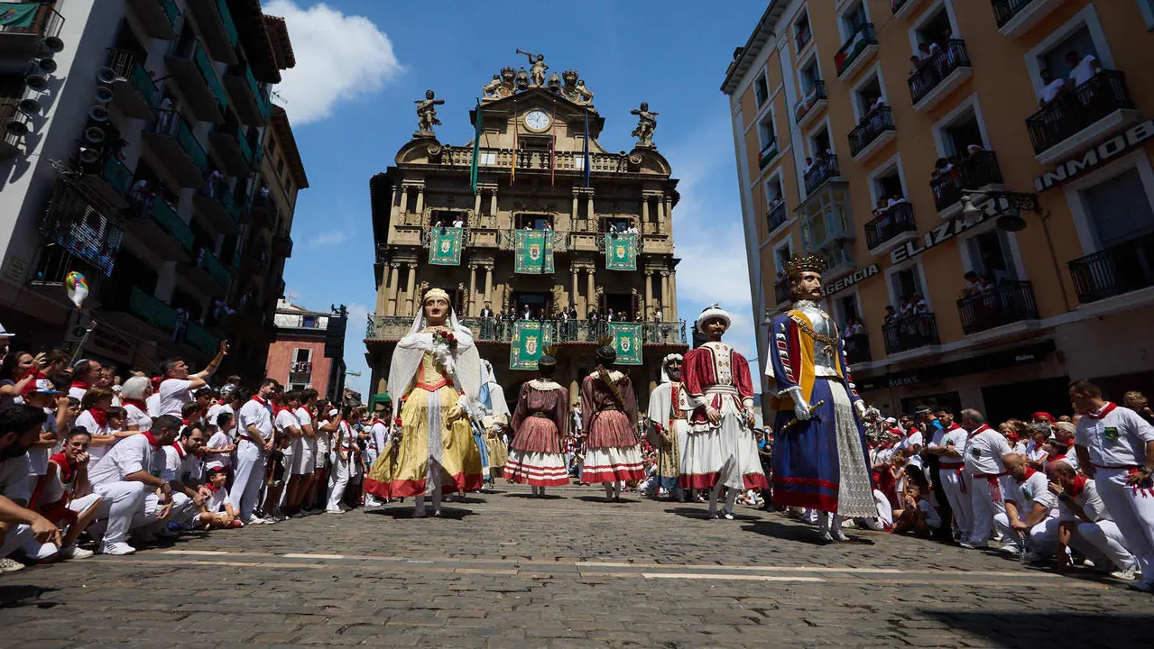 La Comparsa de Gigantes y Cabezudos acompañada del grupo de danzas Duguna Iruñeko Dantzariak bailan en honor a la ciudad antes de su despedida en la plaza del Ayuntamiento de Pamplona en el último día de las fiestas de San Fermín 2025. IÑIGO ALZUGARAY