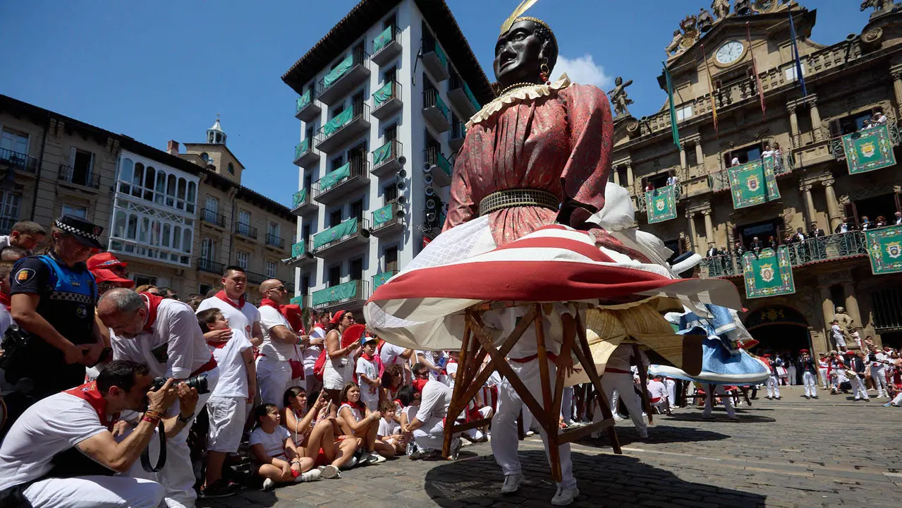 La Comparsa de Gigantes y Cabezudos acompañada del grupo de danzas Duguna Iruñeko Dantzariak bailan en honor a la ciudad antes de su despedida en la plaza del Ayuntamiento de Pamplona en el último día de las fiestas de San Fermín 2025. IÑIGO ALZUGARAY
