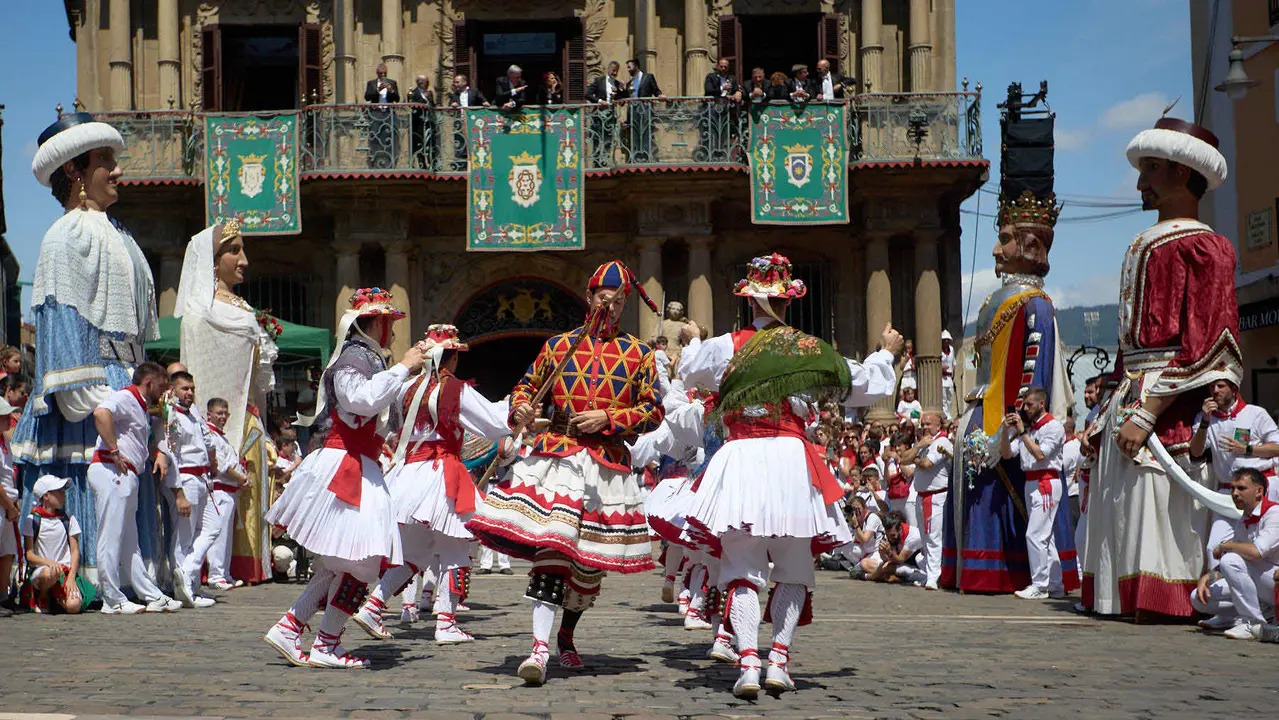 La Comparsa de Gigantes y Cabezudos acompañada del grupo de danzas Duguna Iruñeko Dantzariak bailan en honor a la ciudad antes de su despedida en la plaza del Ayuntamiento de Pamplona en el último día de las fiestas de San Fermín 2025. IÑIGO ALZUGARAY