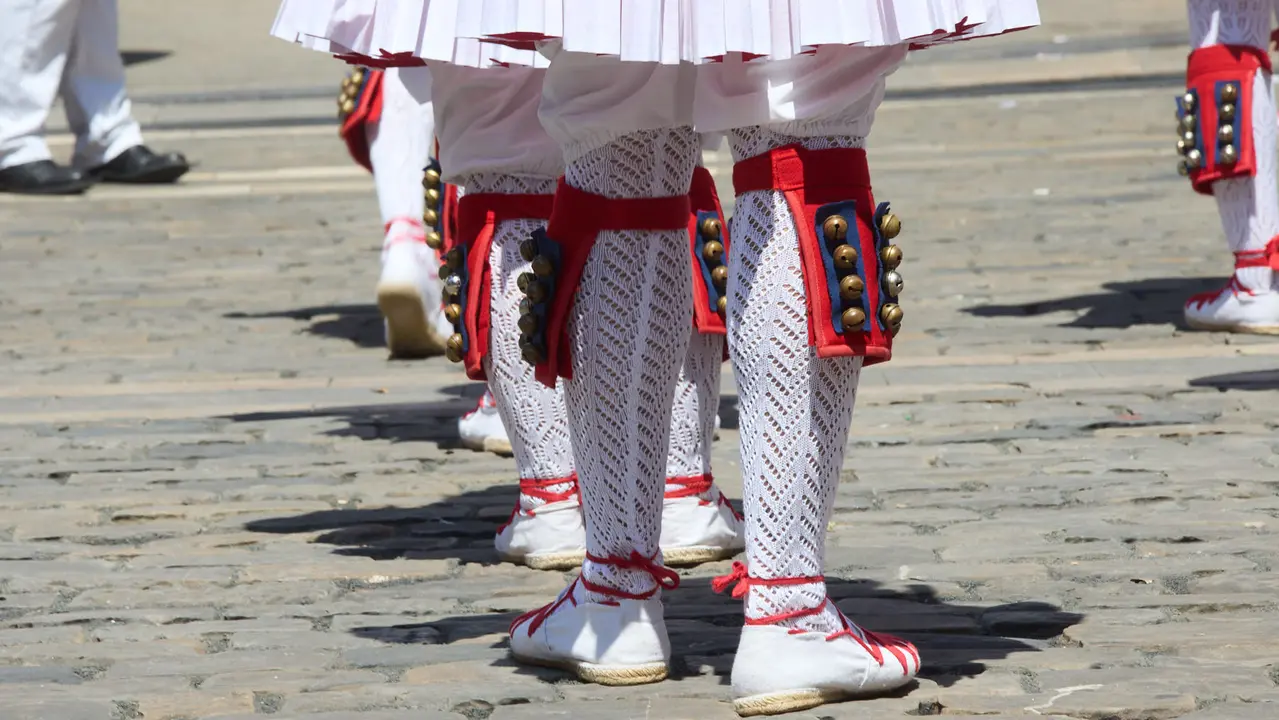 La Comparsa de Gigantes y Cabezudos acompañada del grupo de danzas Duguna Iruñeko Dantzariak bailan en honor a la ciudad antes de su despedida en la plaza del Ayuntamiento de Pamplona en el último día de las fiestas de San Fermín 2025. IÑIGO ALZUGARAY