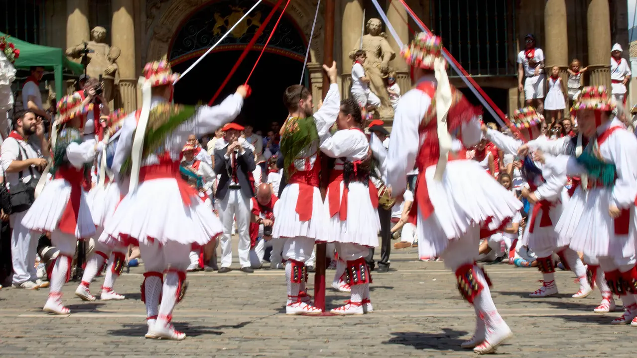 La Comparsa de Gigantes y Cabezudos acompañada del grupo de danzas Duguna Iruñeko Dantzariak bailan en honor a la ciudad antes de su despedida en la plaza del Ayuntamiento de Pamplona en el último día de las fiestas de San Fermín 2025. IÑIGO ALZUGARAY