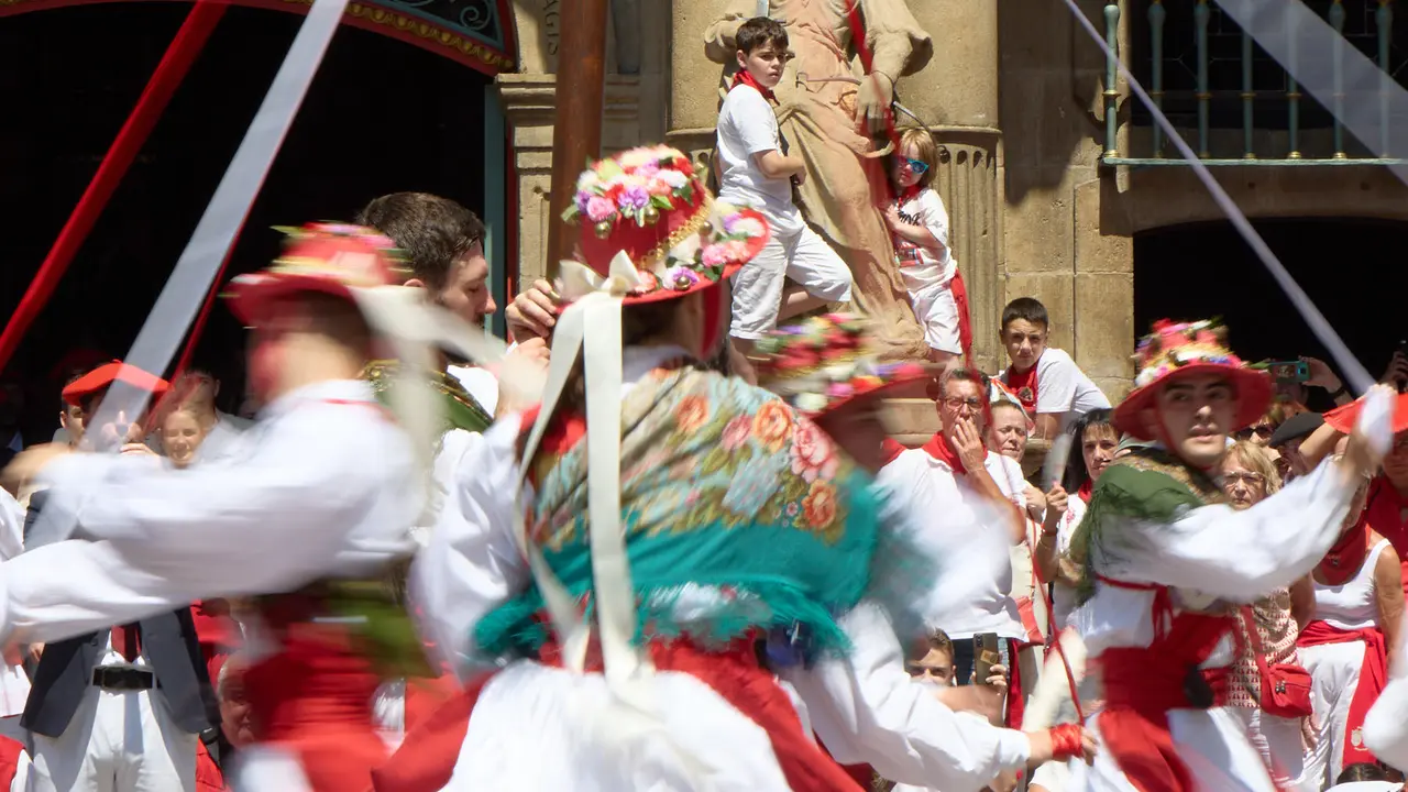 La Comparsa de Gigantes y Cabezudos acompañada del grupo de danzas Duguna Iruñeko Dantzariak bailan en honor a la ciudad antes de su despedida en la plaza del Ayuntamiento de Pamplona en el último día de las fiestas de San Fermín 2025. IÑIGO ALZUGARAY