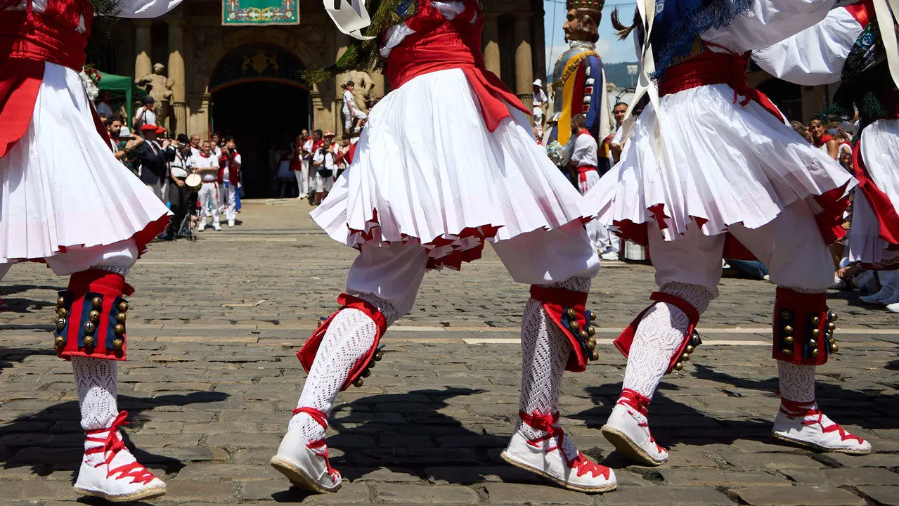 La Comparsa de Gigantes y Cabezudos acompañada del grupo de danzas Duguna Iruñeko Dantzariak bailan en honor a la ciudad antes de su despedida en la plaza del Ayuntamiento de Pamplona en el último día de las fiestas de San Fermín 2025. IÑIGO ALZUGARAY
