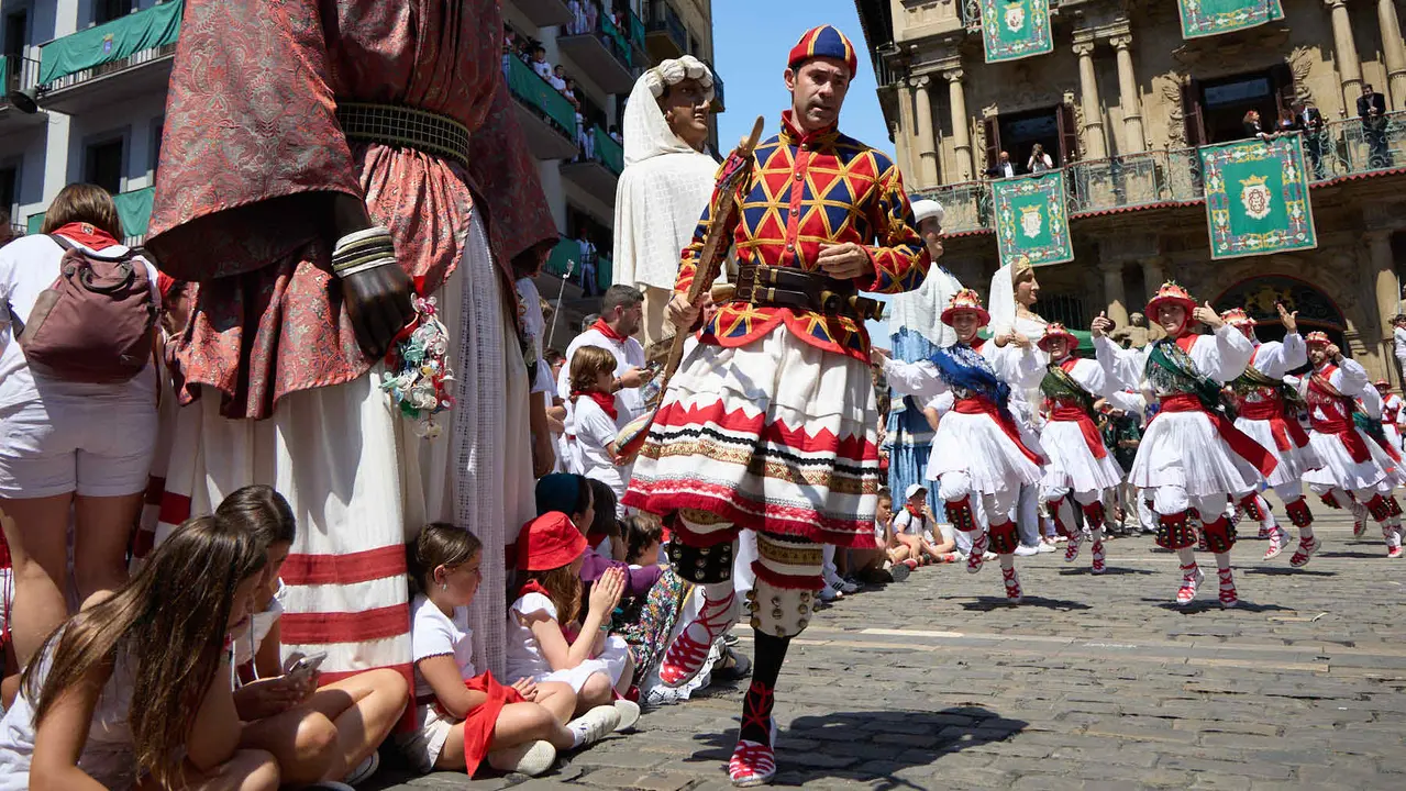 La Comparsa de Gigantes y Cabezudos acompañada del grupo de danzas Duguna Iruñeko Dantzariak bailan en honor a la ciudad antes de su despedida en la plaza del Ayuntamiento de Pamplona en el último día de las fiestas de San Fermín 2025. IÑIGO ALZUGARAY