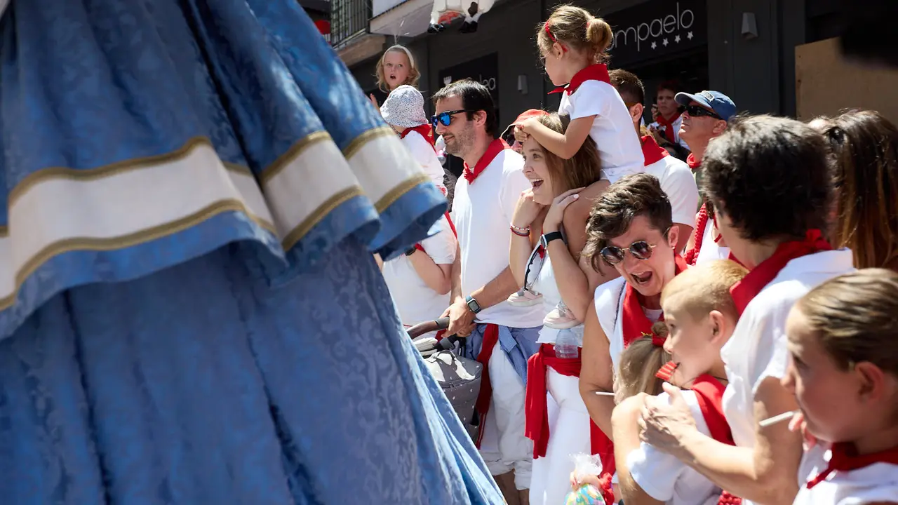 Despedida de la Comparsa de Gigantes y Cabezudos en la plaza del Ayuntamiento de Pamplona en el último día de las fiestas de San Fermín 2025. IÑIGO ALZUGARAY