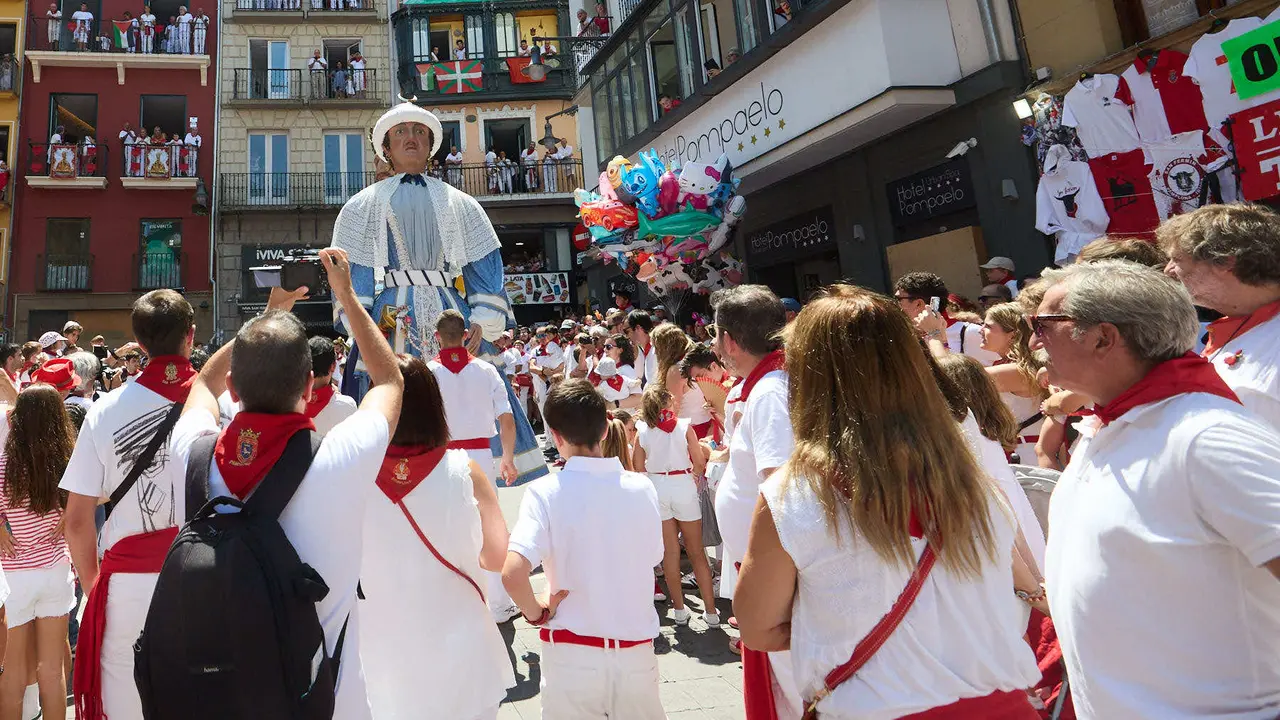 Despedida de la Comparsa de Gigantes y Cabezudos en la plaza del Ayuntamiento de Pamplona en el último día de las fiestas de San Fermín 2025. IÑIGO ALZUGARAY