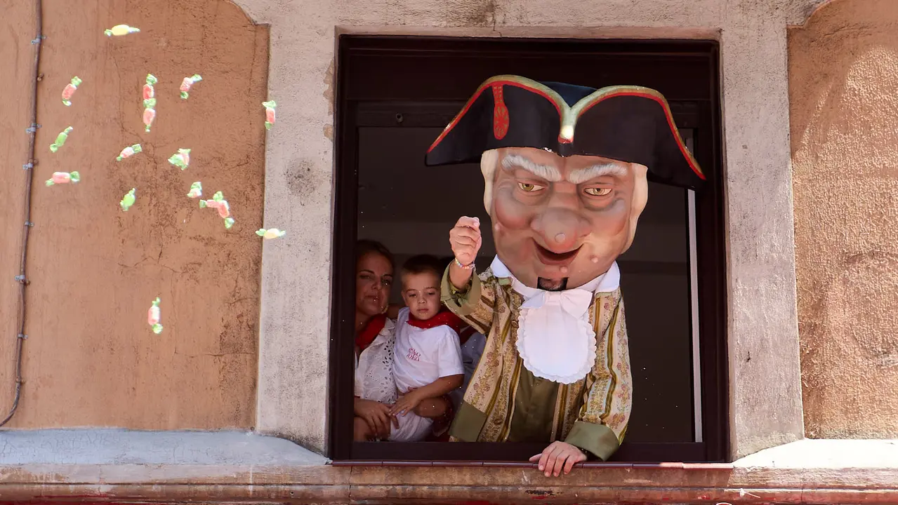 Despedida de la Comparsa de Gigantes y Cabezudos en la plaza del Ayuntamiento de Pamplona en el último día de las fiestas de San Fermín 2025. IÑIGO ALZUGARAY