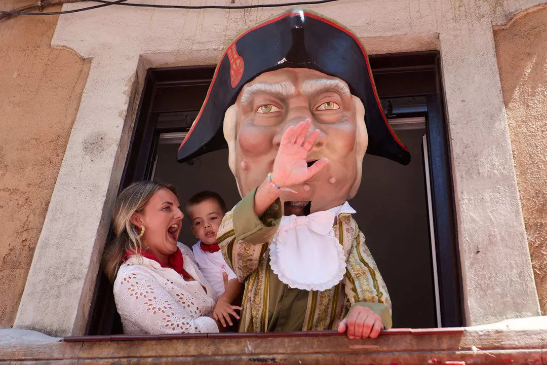 Despedida de la Comparsa de Gigantes y Cabezudos en la plaza del Ayuntamiento de Pamplona en el último día de las fiestas de San Fermín 2025. IÑIGO ALZUGARAY