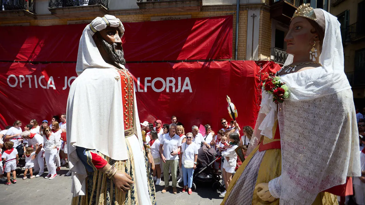 Despedida de la Comparsa de Gigantes y Cabezudos en la plaza del Ayuntamiento de Pamplona en el último día de las fiestas de San Fermín 2025. IÑIGO ALZUGARAY
