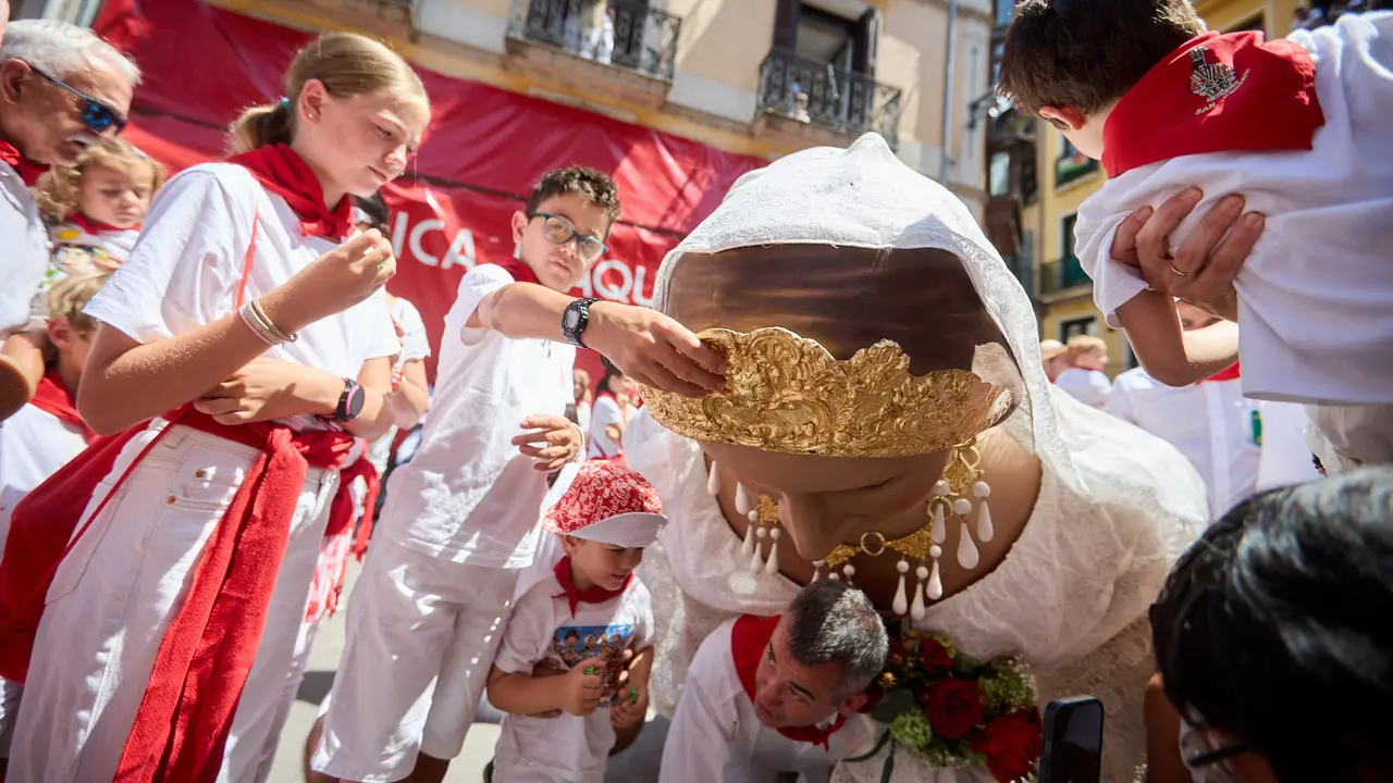 Despedida de la Comparsa de Gigantes y Cabezudos en la plaza del Ayuntamiento de Pamplona en el último día de las fiestas de San Fermín 2025. IÑIGO ALZUGARAY