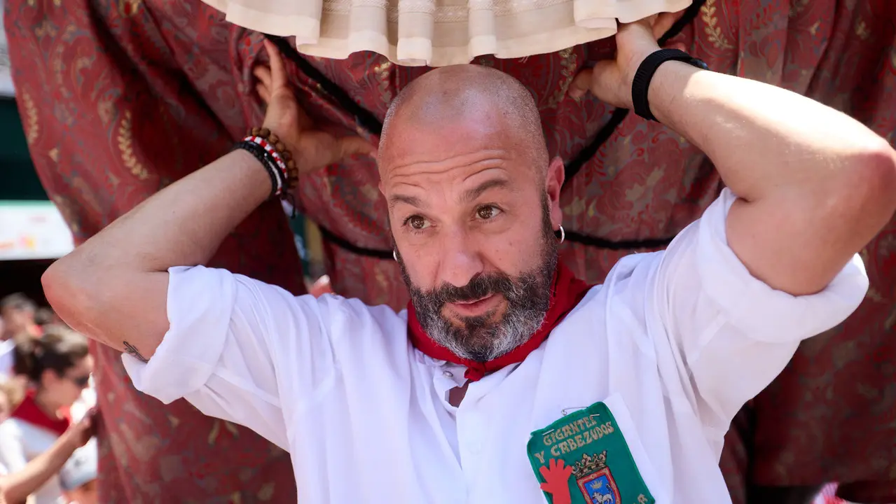 Despedida de la Comparsa de Gigantes y Cabezudos en la plaza del Ayuntamiento de Pamplona en el último día de las fiestas de San Fermín 2025. IÑIGO ALZUGARAY