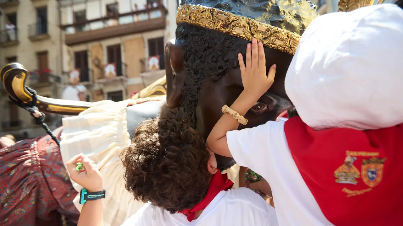 Despedida de la Comparsa de Gigantes y Cabezudos en la plaza del Ayuntamiento de Pamplona en el último día de las fiestas de San Fermín 2025. IÑIGO ALZUGARAY