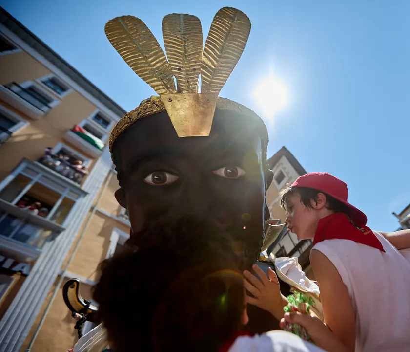 Despedida de la Comparsa de Gigantes y Cabezudos en la plaza del Ayuntamiento de Pamplona en el último día de las fiestas de San Fermín 2025. IÑIGO ALZUGARAY