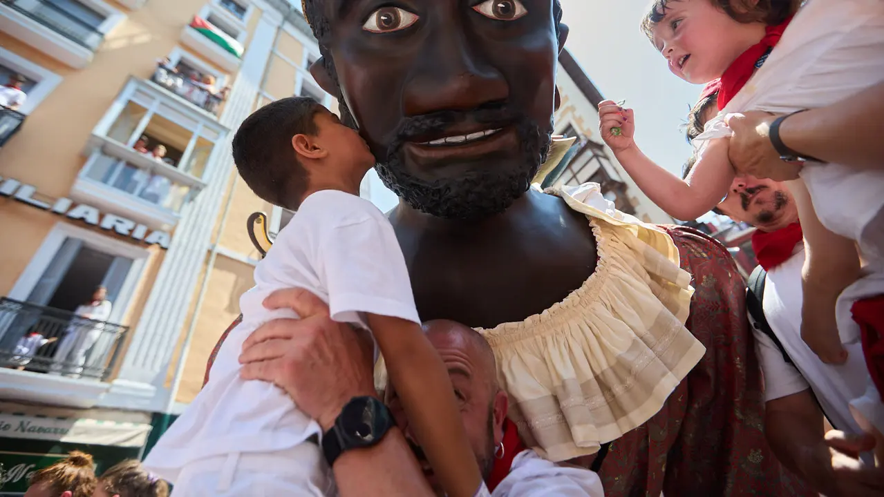 Despedida de la Comparsa de Gigantes y Cabezudos en la plaza del Ayuntamiento de Pamplona en el último día de las fiestas de San Fermín 2025. IÑIGO ALZUGARAY