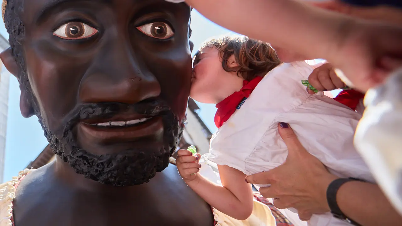 Despedida de la Comparsa de Gigantes y Cabezudos en la plaza del Ayuntamiento de Pamplona en el último día de las fiestas de San Fermín 2025. IÑIGO ALZUGARAY
