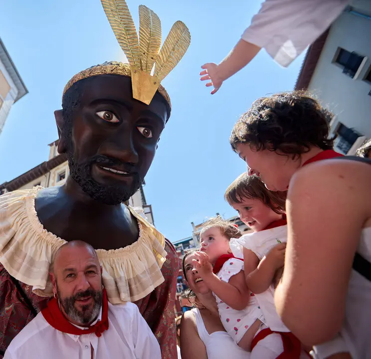 Despedida de la Comparsa de Gigantes y Cabezudos en la plaza del Ayuntamiento de Pamplona en el último día de las fiestas de San Fermín 2025. IÑIGO ALZUGARAY
