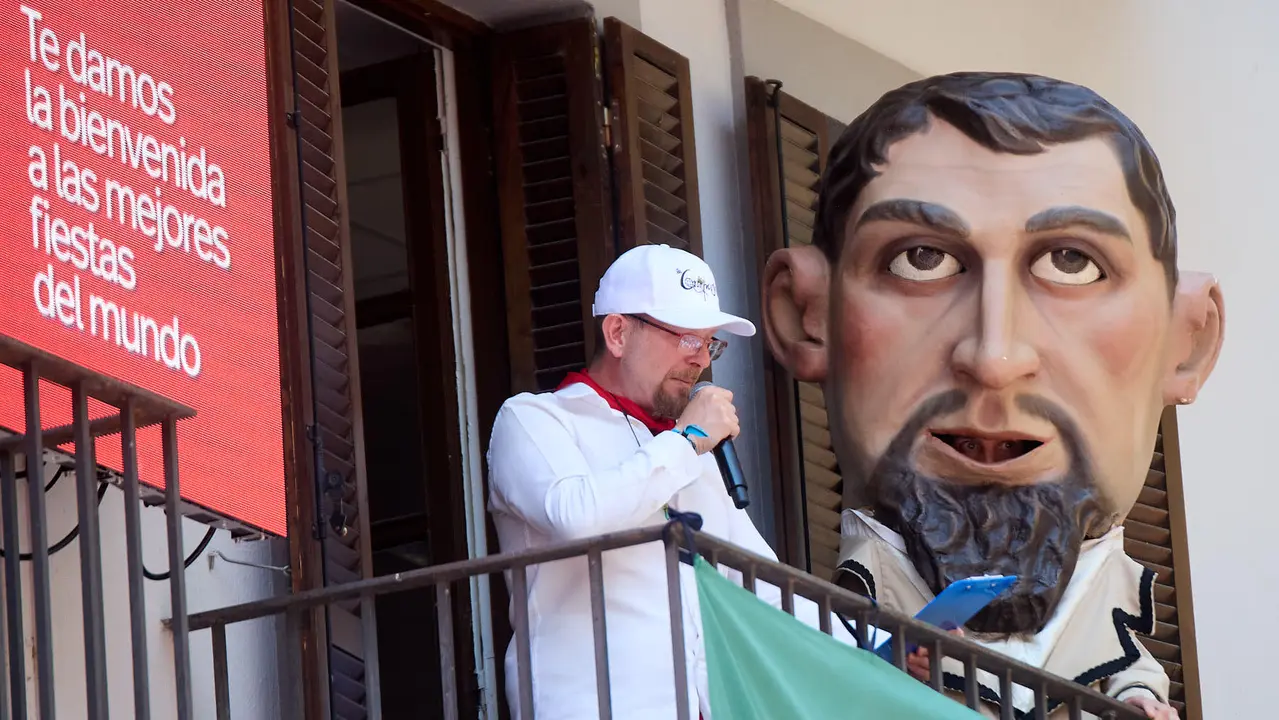 Despedida de la Comparsa de Gigantes y Cabezudos en la plaza del Ayuntamiento de Pamplona en el último día de las fiestas de San Fermín 2025. IÑIGO ALZUGARAY