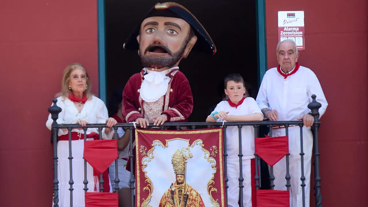 Despedida de la Comparsa de Gigantes y Cabezudos en la plaza del Ayuntamiento de Pamplona en el último día de las fiestas de San Fermín 2025. IÑIGO ALZUGARAY